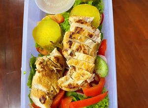 Hình của món Eat clean: Ức gà áp chảo, salad, khoai lang luộc.