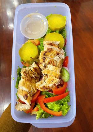 Hình của món Eat clean: Ức gà áp chảo, salad, khoai lang luộc.