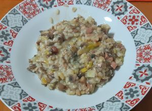 Una foto de Risotto de hongos, jamón y Cabrales