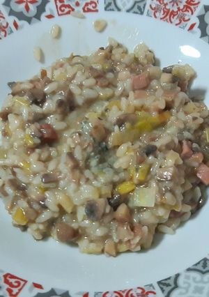 Una foto de Risotto de hongos, jamón y Cabrales