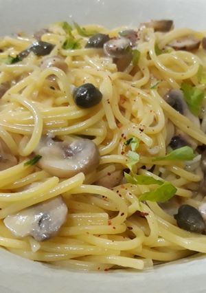 Una foto de Tallarines con salsa de champiñones y alcaparras, que tul?