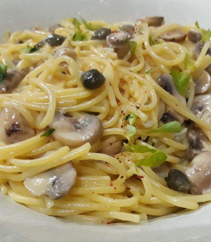 Una foto de Tallarines con salsa de champiñones y alcaparras, que tul?