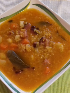 Pikáns vörös lencse leves füstölt tarjával recept fotója
