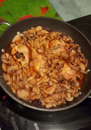 Une photo de Poulet et champignons sauce au cidre