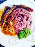 Arroz con Guandu y coco. Bistec encebollado y tajada