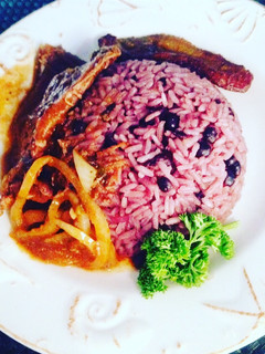 Una foto de Arroz con Guandu y coco. Bistec encebollado y tajada