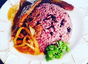 Una foto de Arroz con Guandu y coco. Bistec encebollado y tajada