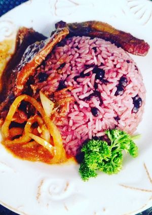 Una foto de Arroz con Guandu y coco. Bistec encebollado y tajada