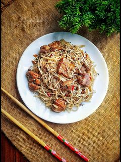 গার্লিক বাটার চিকেন নুডুলস(garlic butter chicken noodles recipe in Bengali) রেসিপির প্রধান ছবি