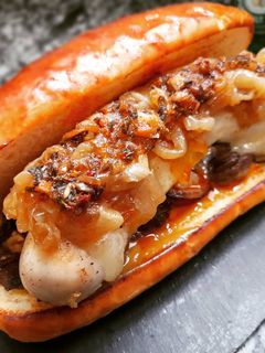 Una foto de Bratwurst con champiñones al foie y cebolla caramelizada