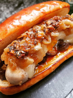 Una foto de Bratwurst con champiñones al foie y cebolla caramelizada