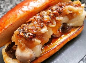 Una foto de Bratwurst con champiñones al foie y cebolla caramelizada