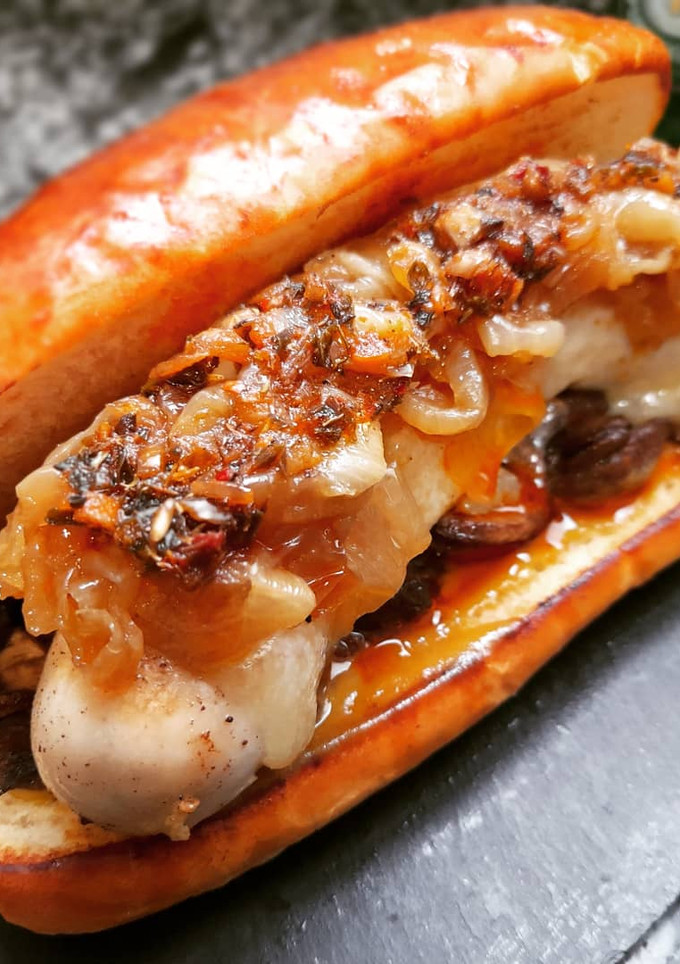 Una foto de Bratwurst con champiñones al foie y cebolla caramelizada