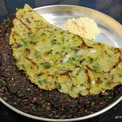 A picture of Akki and ragi roti.
