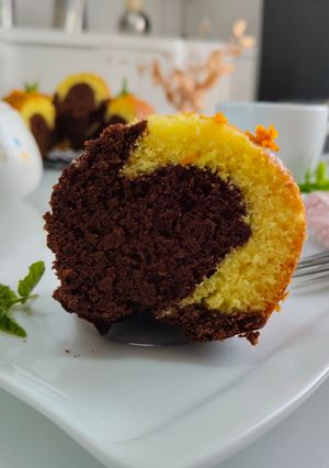 Una foto de Bizcocho bicolor de naranja y chocolate