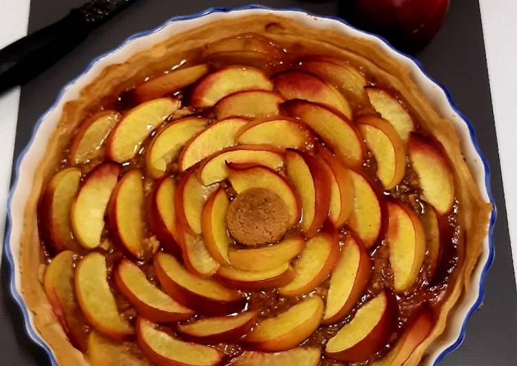 Crostata alle pesche e amaretti