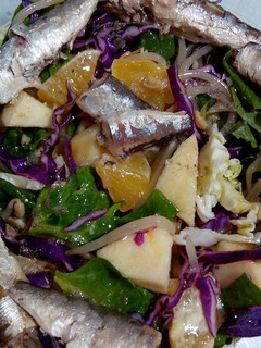 Una foto de Ensalada con sardinillas picantes