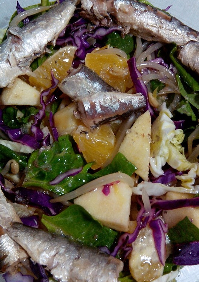 Una foto de Ensalada con sardinillas picantes