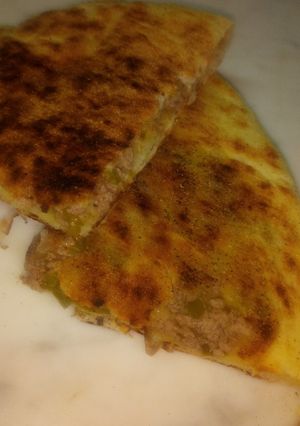 Une photo de Galette 🥙 farcie à la viande 🍖 hachée et aux légumes..