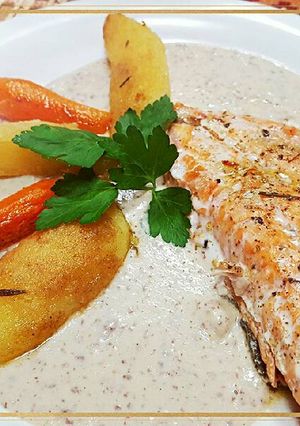 Una foto de Salmón Rosado & salsa de almendras