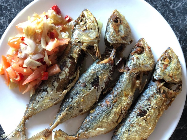 Ini dia! Cara gampang membuat Ikan kembung goreng sambal dabu-dabu dijamin nagih banget