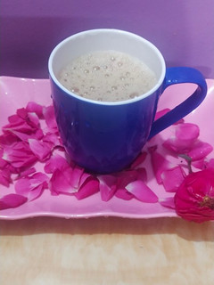 ரோஜா பூ டீ(rose petals tea recipe in tamil) செய்முறை முக்கிய புகைப்படம்