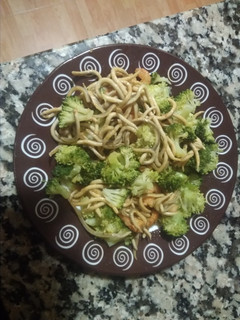 Una foto de Gulas con gambas y brócoli