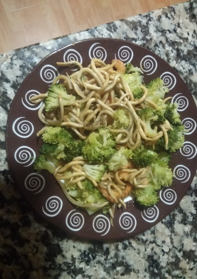 Una foto de Gulas con gambas y brócoli