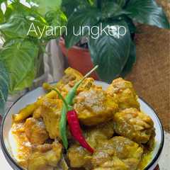 A picture of Ayam ungkep.