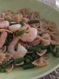 Insalata di pasta integrale fredda con fagiolini e mazzancolle