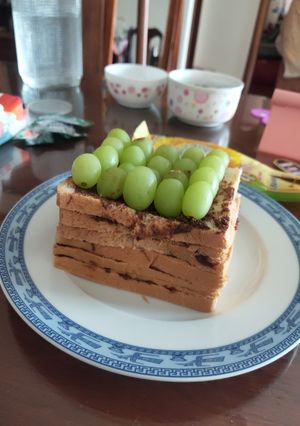 Hình của món Bánh mì kẹp nutella (có nho).