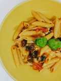 Penne con pomodorini, olive taggiasche e mozzarella