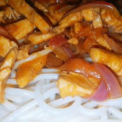 A picture of Tandori chicken chow mein.