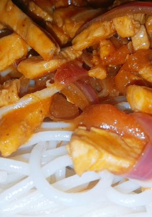 A picture of Tandori chicken chow mein.