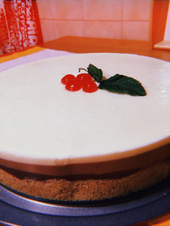 Una foto de Tarta de tres chocolates 🍰