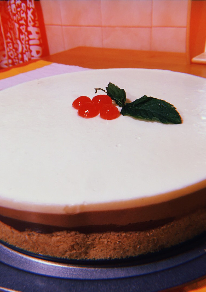 Una foto de Tarta de tres chocolates 🍰