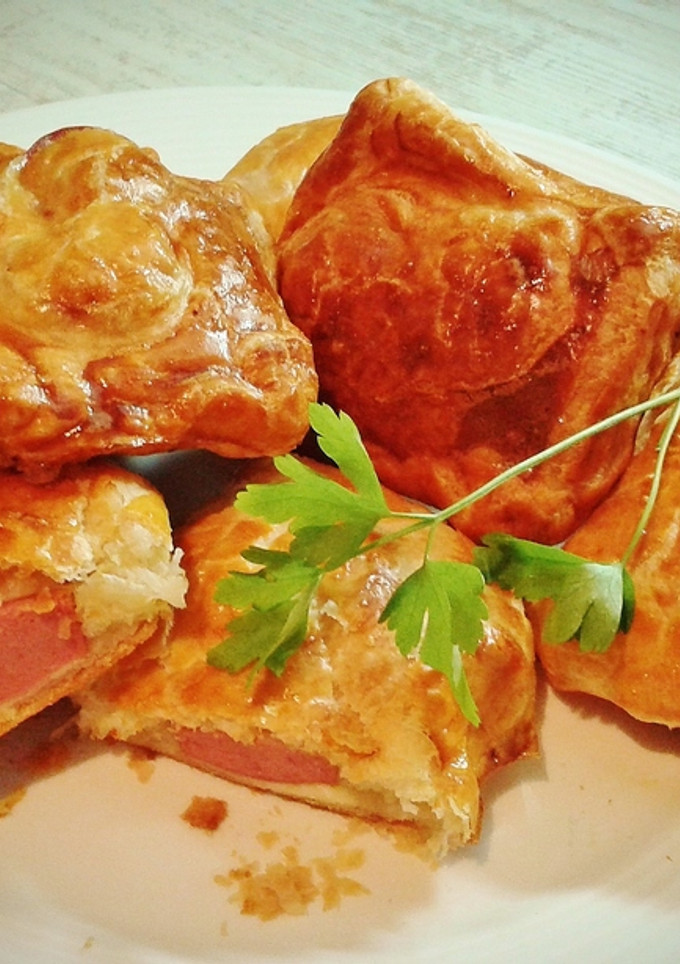 Una foto de Hojaldres de Frankfurt y queso