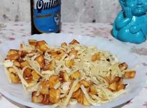 Una foto de Fideos con crema, pollo y papas al horno cortadas en cubitos