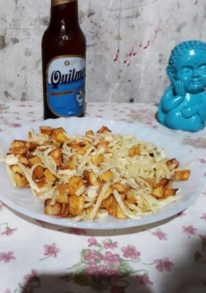 Una foto de Fideos con crema, pollo y papas al horno cortadas en cubitos