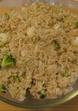 Zöldséges rizs 🍚 brokkolival 🥦, karfiollal 🌸 és vöröshagymával 🧅 recept fotója