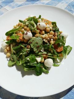 Una foto de Ensalada de garbanzos con vinagreta de huevo