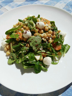 Una foto de Ensalada de garbanzos con vinagreta de huevo