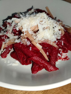 Una foto de Pasta con salsa de remolacha y parmigiano regiano