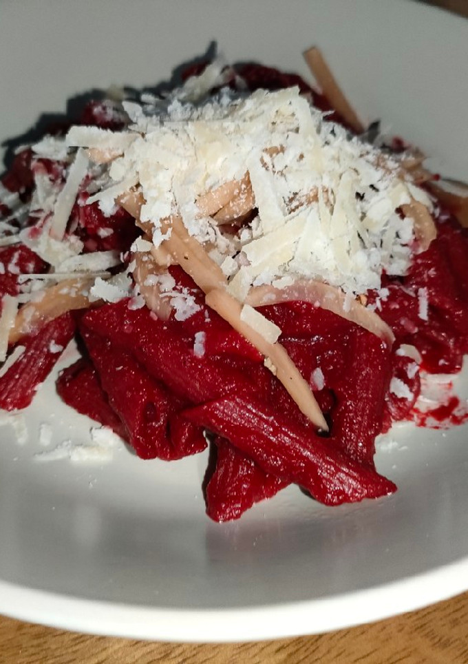 Una foto de Pasta con salsa de remolacha y parmigiano regiano