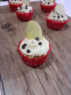 Una foto de Muffins de manzana y canela con una cobertura de queso crema