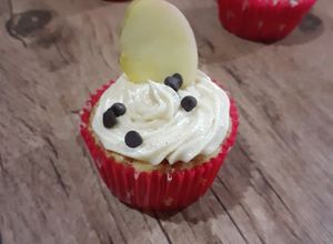 Una foto de Muffins de manzana y canela con una cobertura de queso crema