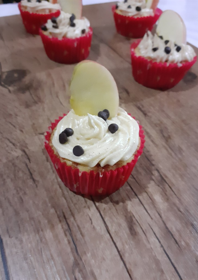 Una foto de Muffins de manzana y canela con una cobertura de queso crema
