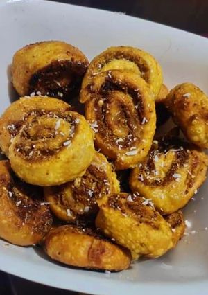 मसाला बाकरवडी (Masala Bhakarwadi Recipe In Hindi) रेसिपी मुख्य फोटो