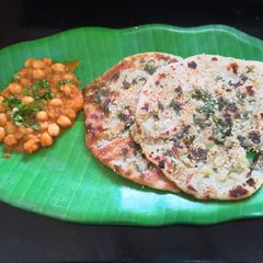 A picture of Alu kulcha with chole.