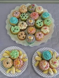 Una foto de Cupcakes con buttercream de colores